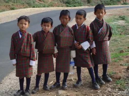 外国人怎么评价中国的校服,外国人如何评价中国学生的校服