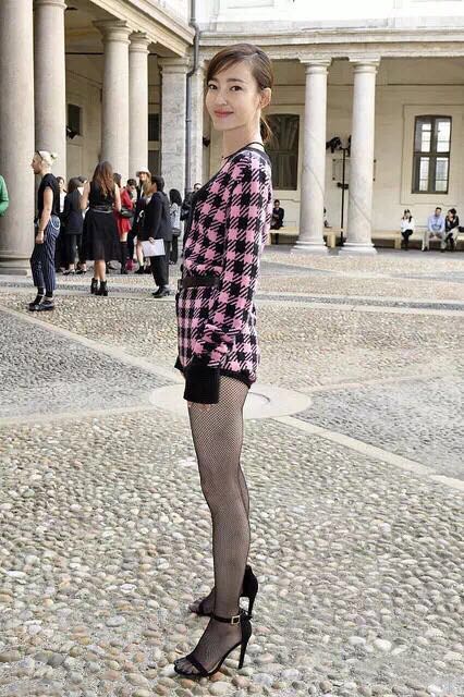 王丽坤深v礼服照,王丽坤抹胸搭银色礼服