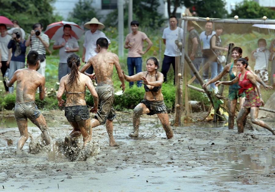 男女足球对抗比赛视频,泥地足球赛男女混战