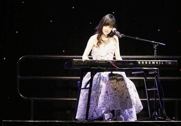 李克勤说她“像吃了防腐剂”，50岁周慧敏终于公开护肤保养秘笈