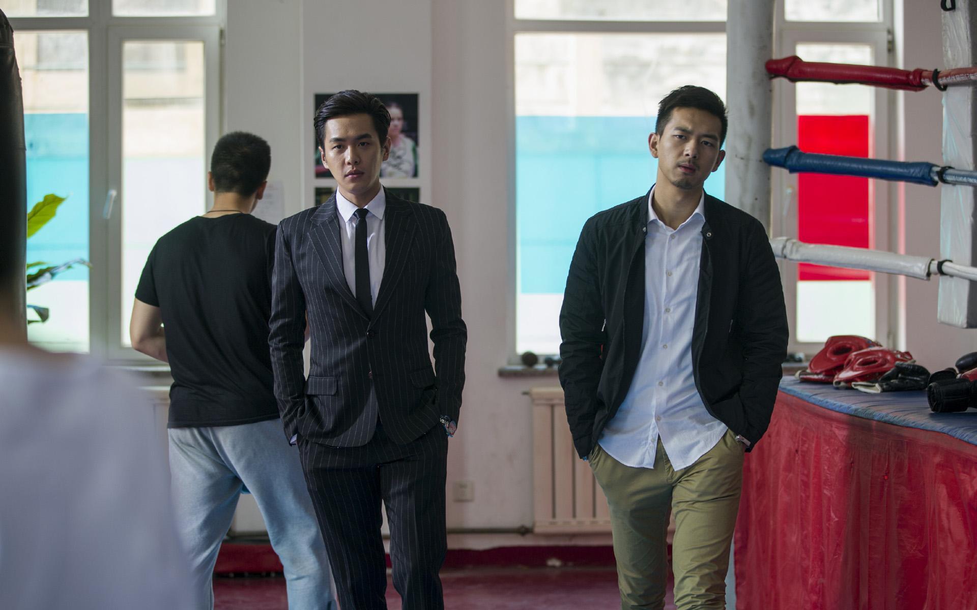 李现女友疑曝光，饭后一同回公寓，女方曾是校花