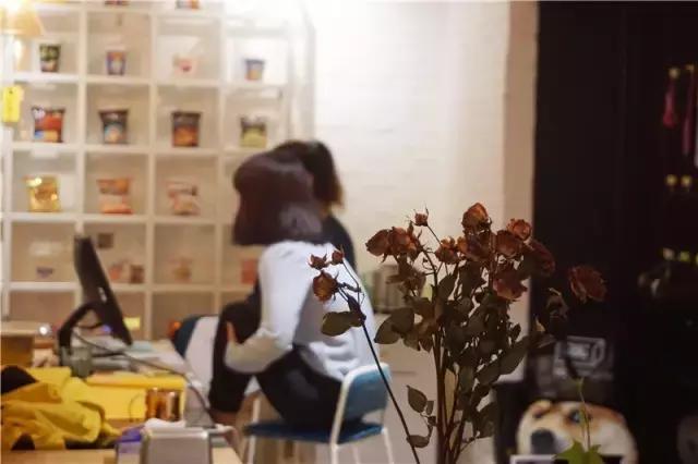 兼职在公司楼下开方便面馆,这可能是文艺青年离开店最近的一次