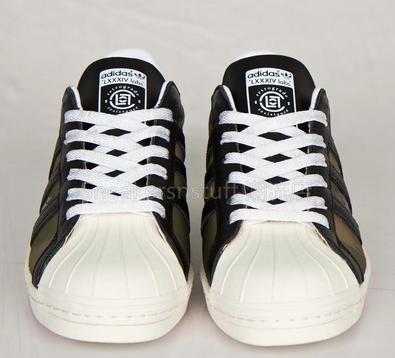 一双蓝色的篮球鞋adidas,adidas最顶尖系列篮球鞋