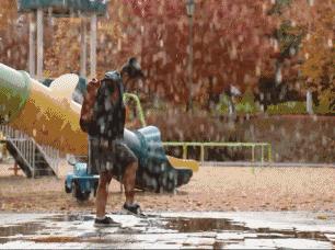 下雨时怎么让鞋子不湿,下雨潮湿天如何让鞋子快速干了