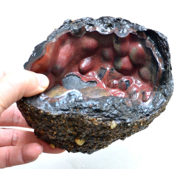 村民挖出亿年怪石,挖出千年巨石洞的视频