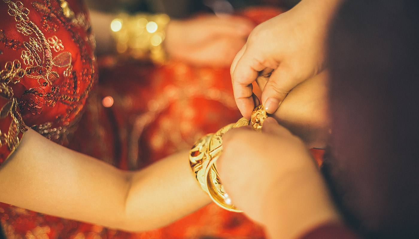 婚礼三金是男方还是女方,结婚送三金五金的礼节