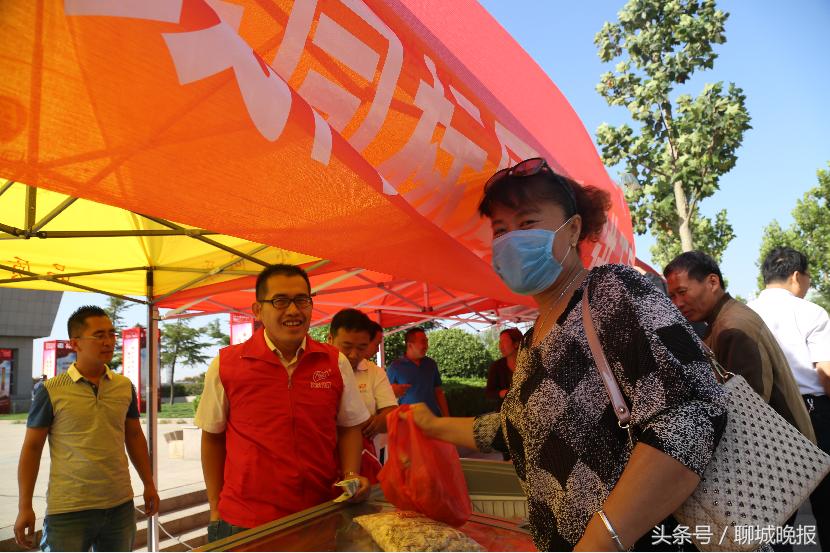 市民抢购食物,市民抢购面粉