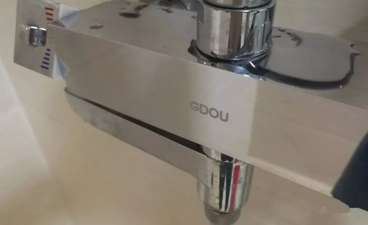 淋浴房防水胶怎么溶解掉,淋浴房装修残留物清洁