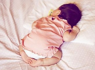 宝宝趴着睡觉要不要纠正,宝宝爱趴着睡觉怎么回事