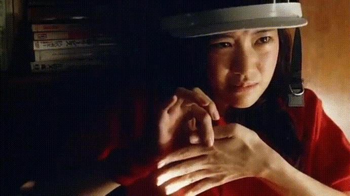 泡菜韩国的设计真是看不懂，这样的黑毛衣竟被穿出不是凡人的感觉