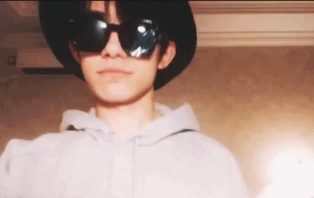 易烊千玺ins戴口罩自拍动图,易烊千玺动图屏保最新