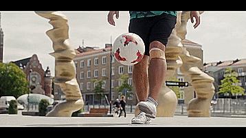 五个最简单实用的足球过人技巧,5种花哨的足球过人技巧