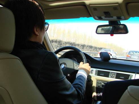 在单位开豪车上班负面影响大吗,开豪车上班的利弊