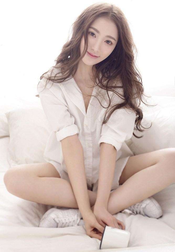 一条颈纹老十岁教你一招淡化,年纪小就有一条很深的颈纹