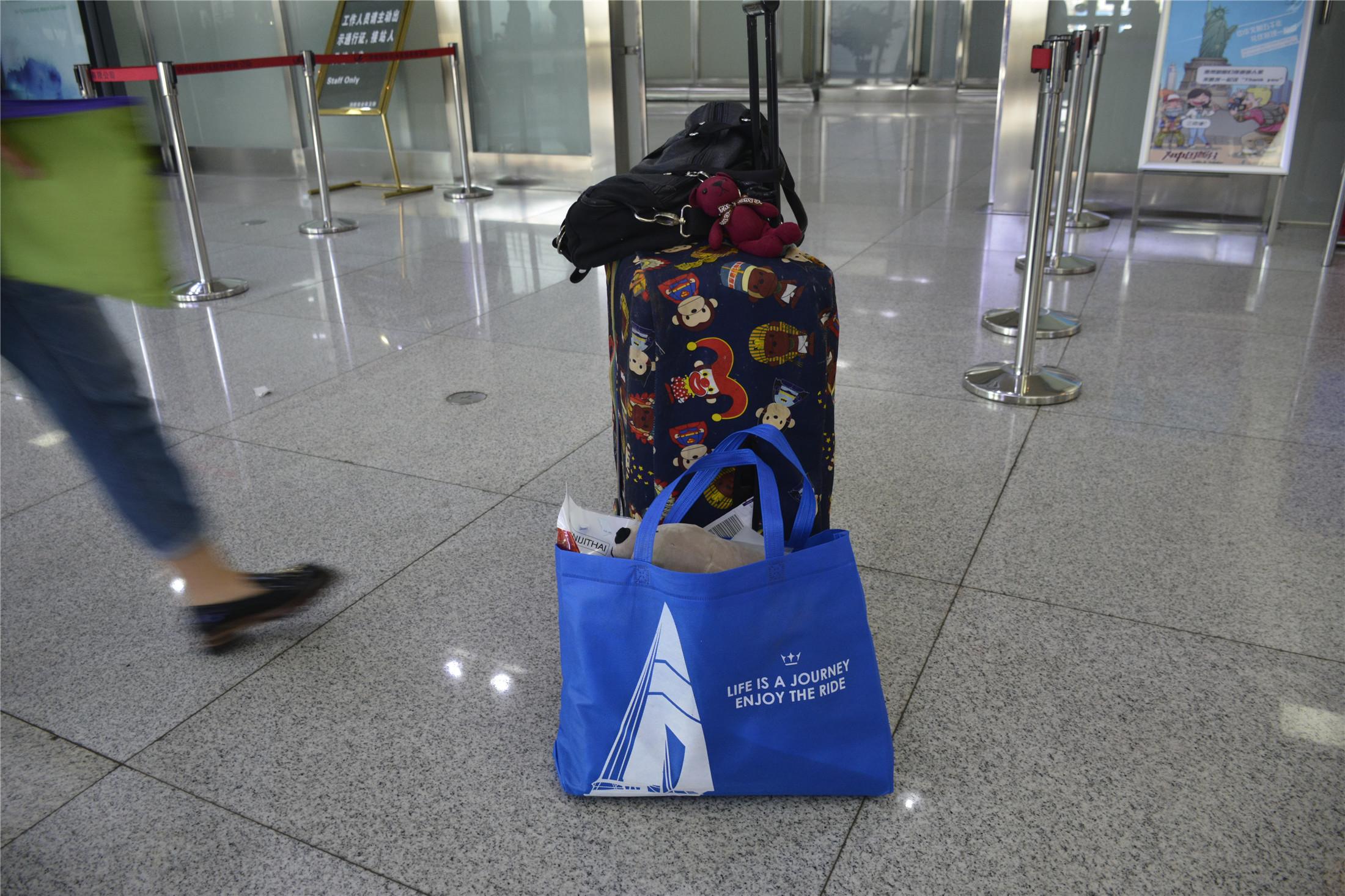 实拍：出境游领队坐飞机上下班机场打顺风车省钱吃快餐