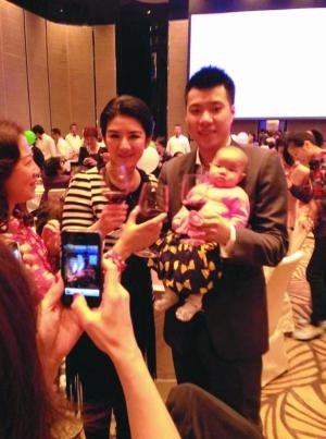 吴佩慈为大儿子庆生,吴佩慈纪晓波为儿子庆生