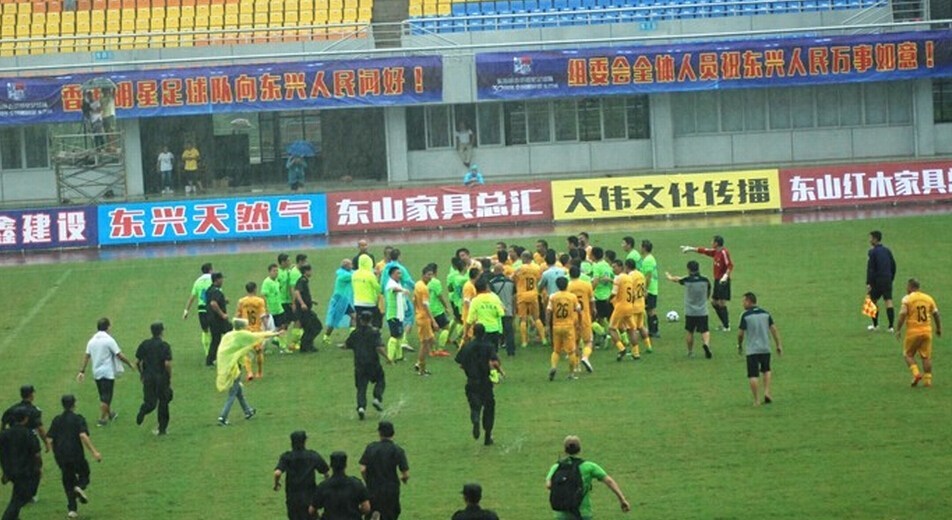 谭咏麟谈黄日华,谭咏麟解释黄日华踢人