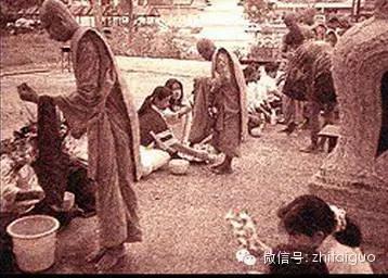 泰国传统佛教习俗为僧侣洗脚是一种积德！