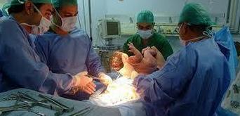 实拍胎儿剖腹产过程，“捧在手里怕摔了，含在嘴里怕化了”！