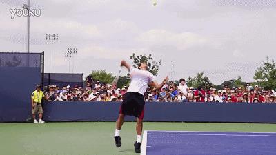 网球发球不流畅纠正办法,网球发球的纠正方法