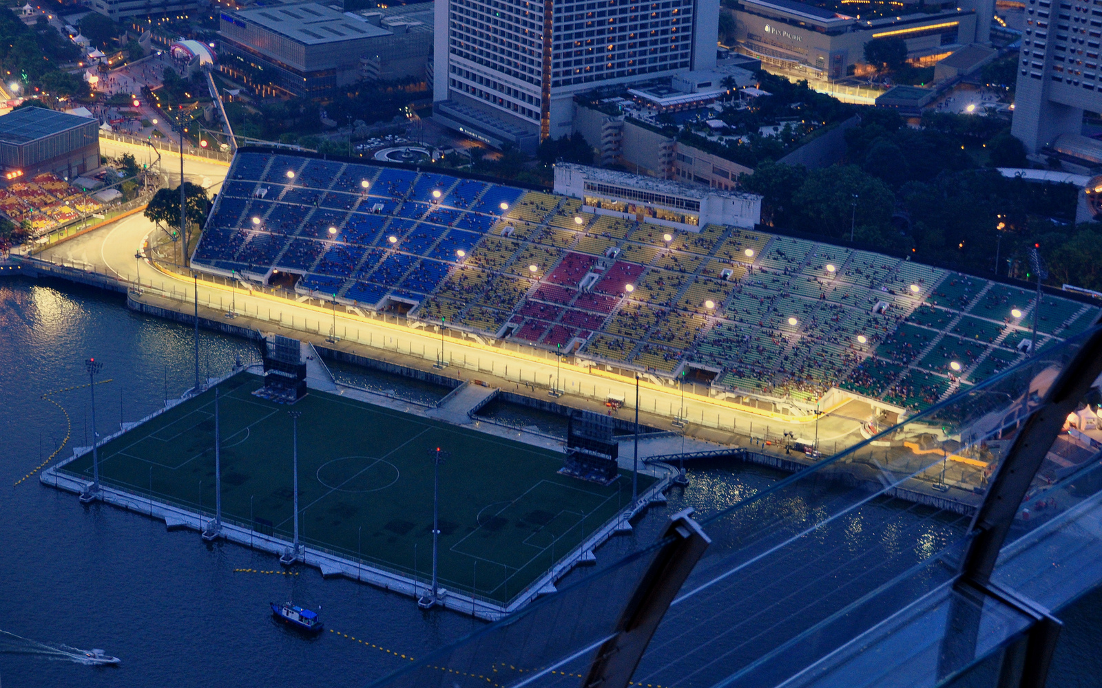 跑火车遇到的怪事,奇葩足球场