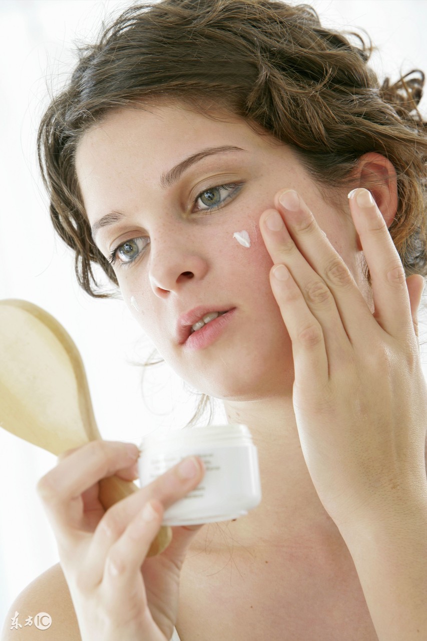 脸上长斑长痘应该用什么化妆品,长痘长斑出油用什么护肤品