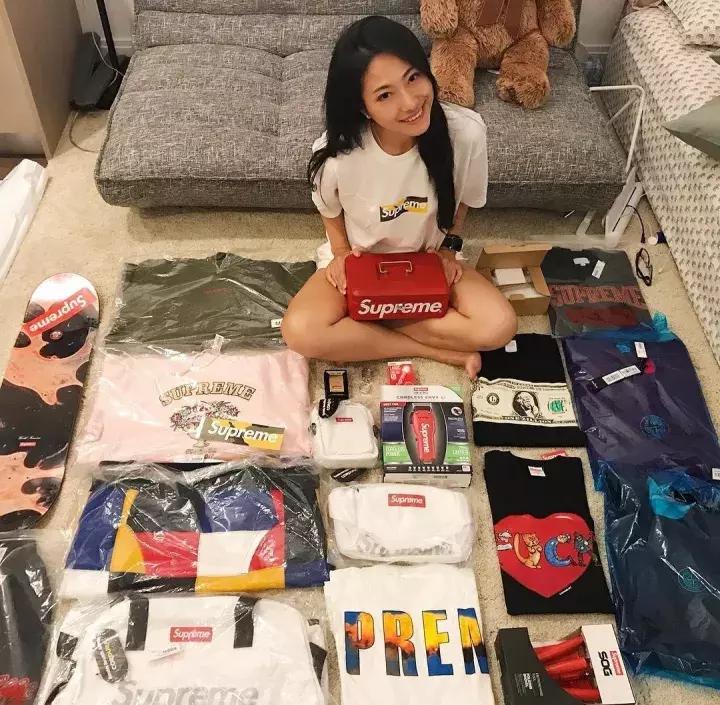 一件t恤才400,supreme经典款t恤