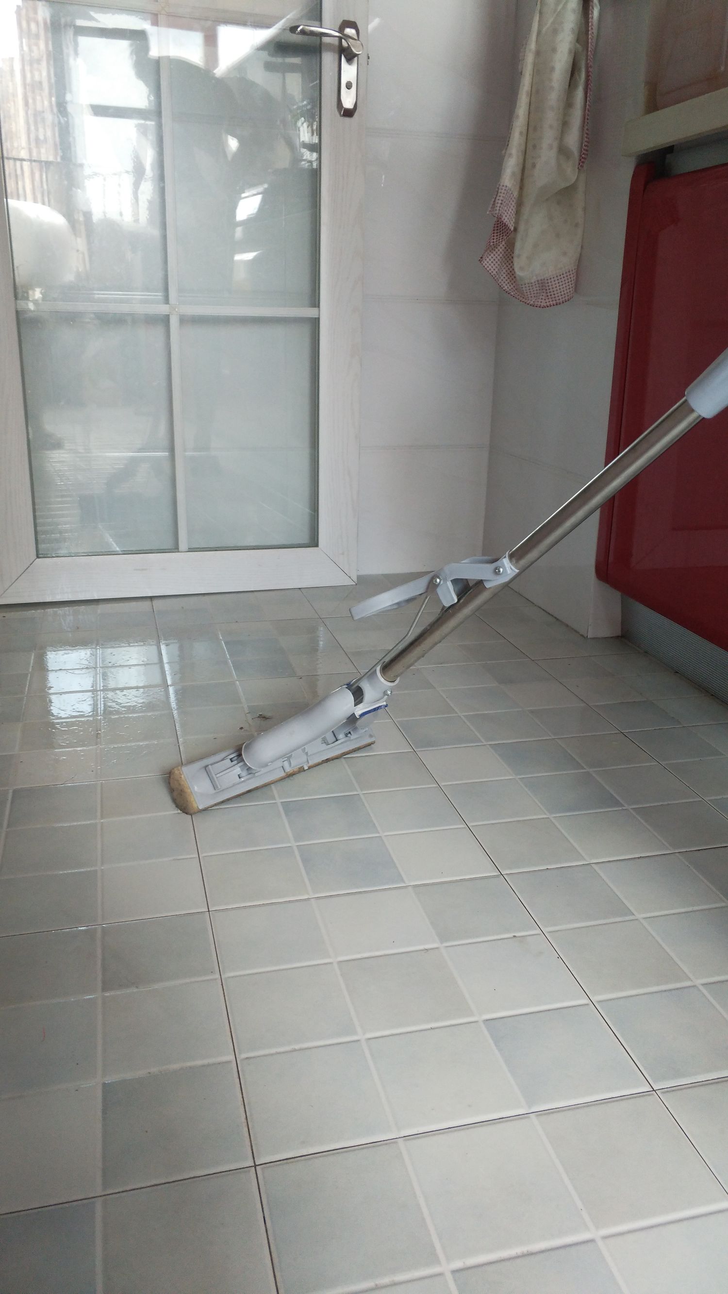 拖地不滑的小妙招,怎么样拖地不会留下拖把痕迹