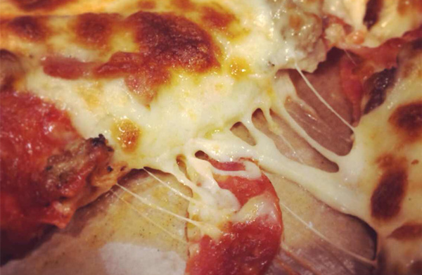 每个饥寒交迫的晚上，一块披萨就能让我荡漾