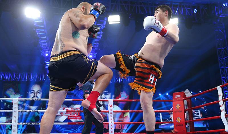 拳坛巨人被踢裆,昆仑决泰拳王被打