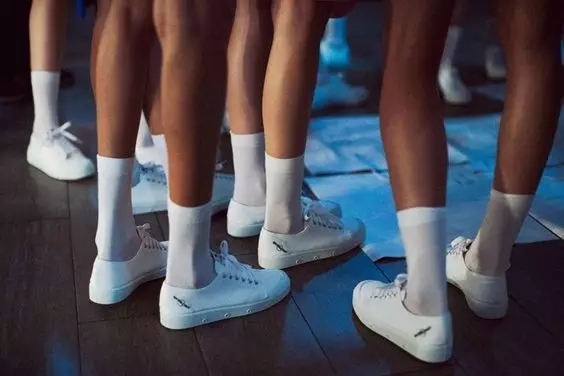 再红红不过小白鞋