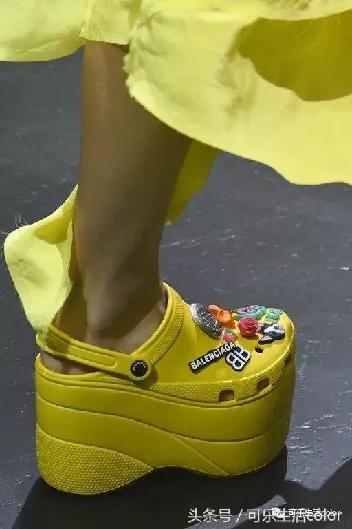 「超厚底洞洞鞋」太浮夸！Balenc*aga最新联名单品又引热议？！
