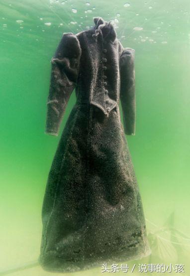 设计师将一件礼服丢进死海,设计师把一件衣服丢进死海里