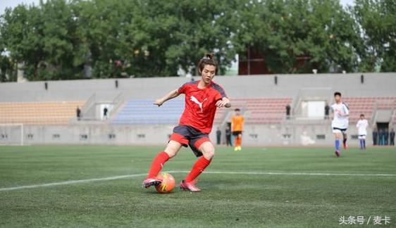 鹿晗曼联争四关键战,鹿晗带关晓彤看足球比赛