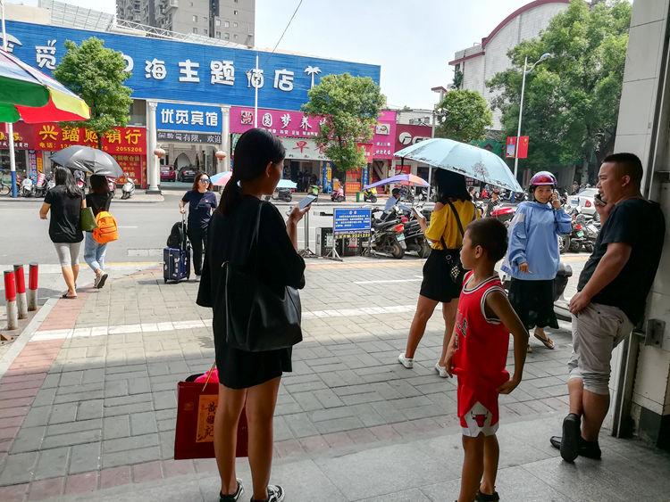 国庆最后一天的北海车站，火车站挤死人，汽车站空寥寥