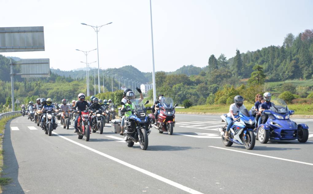 「国庆第7天」婺源又一大事发生，500铁骑进村赏秋