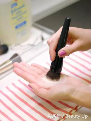 粉扑一直不清洗会脏,粉扑脏了一直不洗