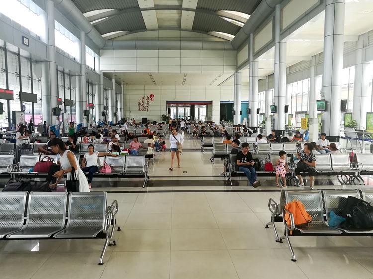 国庆最后一天的北海车站，火车站挤死人，汽车站空寥寥