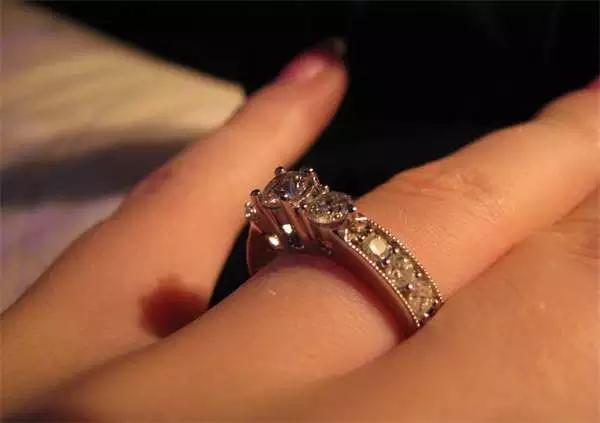 酒店枕头中间有个洞是做什么用的,酒店客房枕头都有哪些