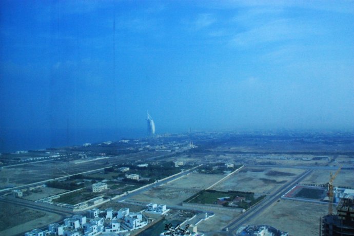 乘着地铁，乐购迪拜