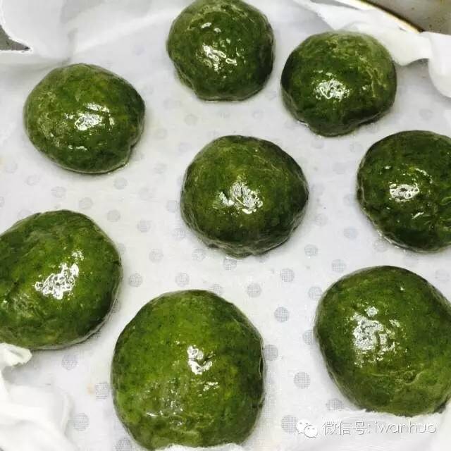 如何制作咸蛋黄肉松青团,咸蛋黄肉松酥教程