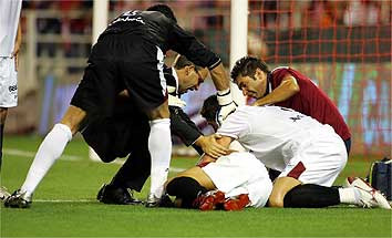 努力到无能为力的足球运动员,拿生命去防守的足球运动员