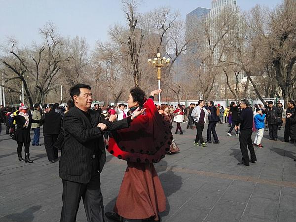 两位60岁老人去旅游,60后老俩口自驾穿越罗布泊无人区