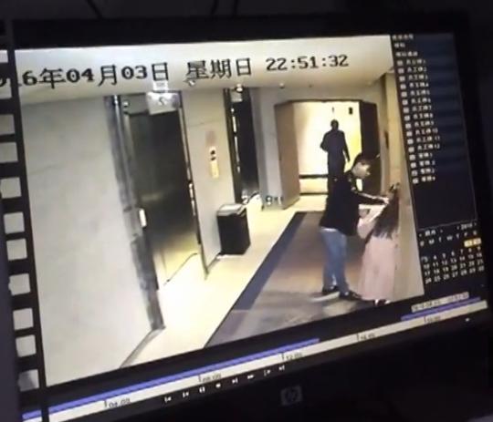 足球防守是防人还是防球,足球场上防左脚队员怎么防守