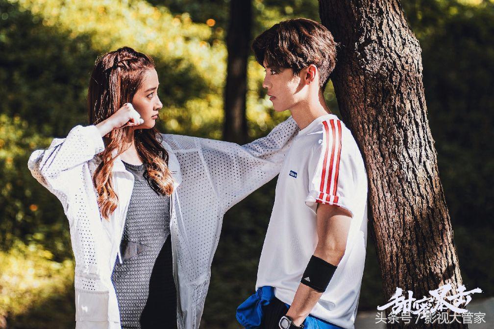 鹿晗回应恋情采访视频,鹿晗官宣恋情时关晓彤的回应