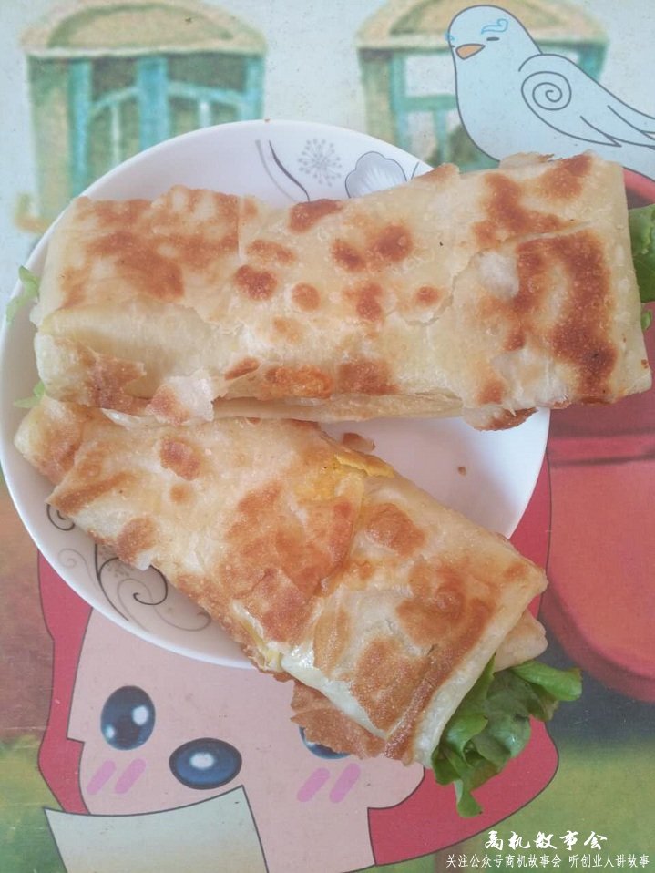 鸡蛋灌饼一天卖200个能挣多少钱,小夫妻卖灌饼一天轻松卖500张