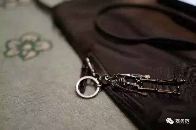 我翻了13个男人的包包，金牛座的男人最爱买买买？
