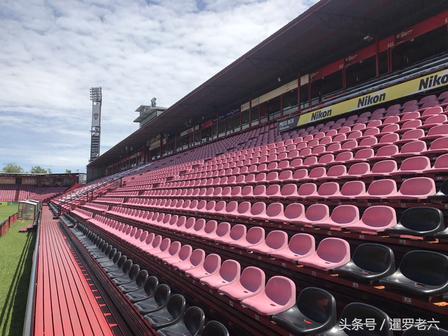 来看看泰超冠军蒙通联的专业足球场，球场漂亮，一点不比中超差！