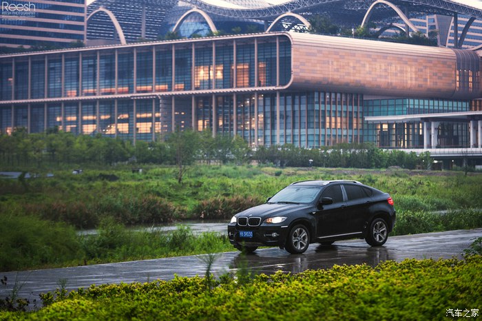 宝马X6，不谈性能如何！自驾遇上大雨还被拍成大片，颜值绝对够！