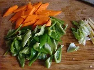 如何让菜品看起来油亮,教你1招口感脆嫩又入味